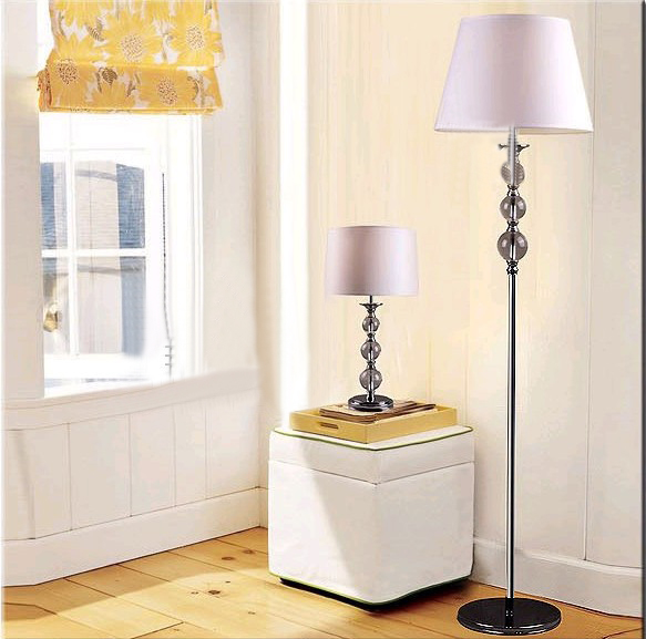 Classy Contemporary White Floor Lamp with Clear Glasses