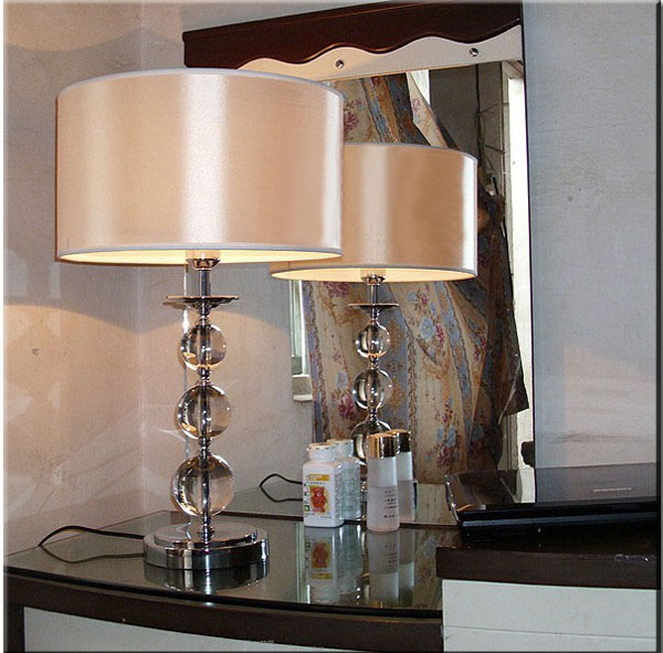 Offwhite Table Lamp with Transparent Crystal Balls